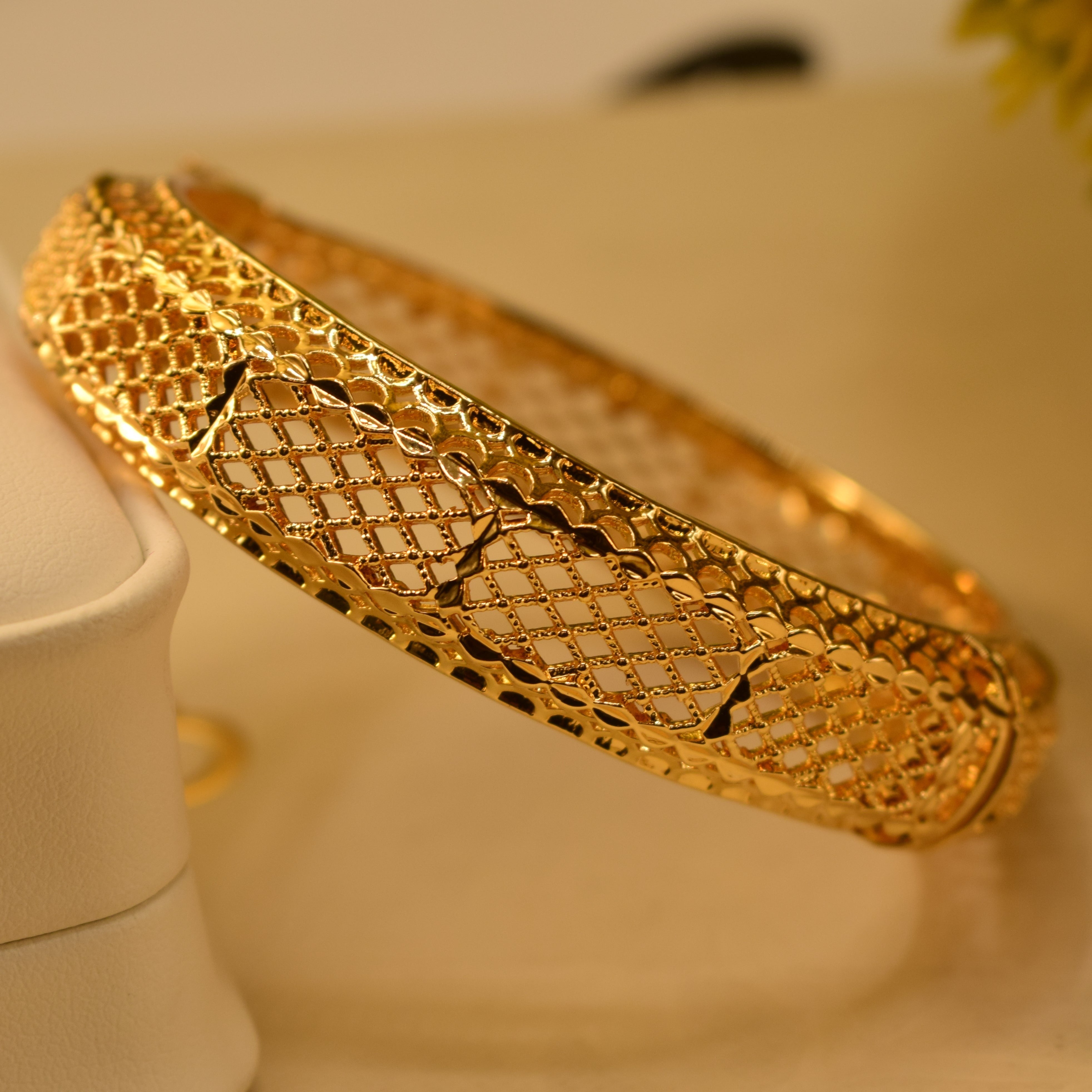 Stylish Design Openable Gold Platted Bangle for Girls/Women