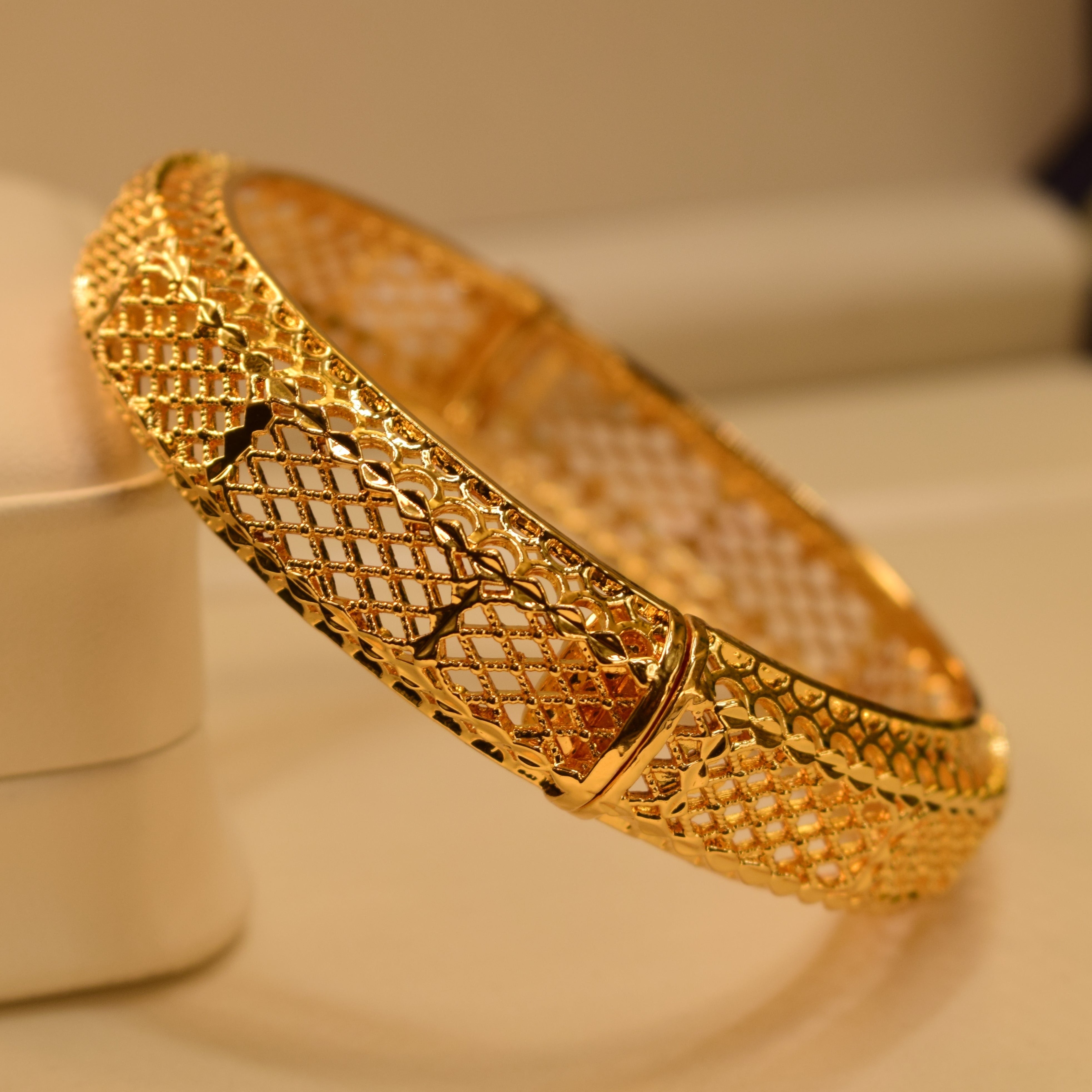 Stylish Design Openable Gold Platted Bangle for Girls/Women