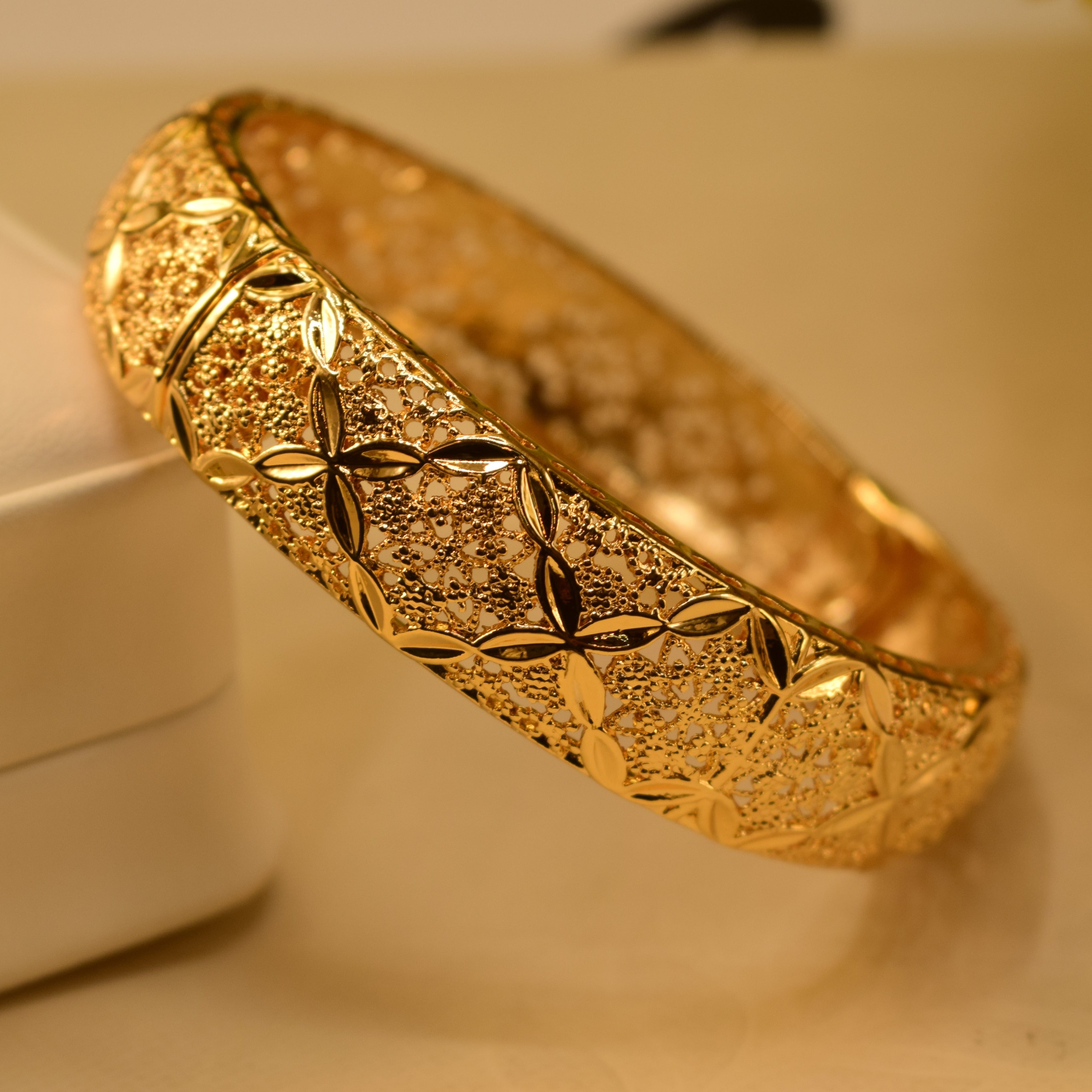 Beautiful Design Openable Gold Platted Bangle for Girls/Women