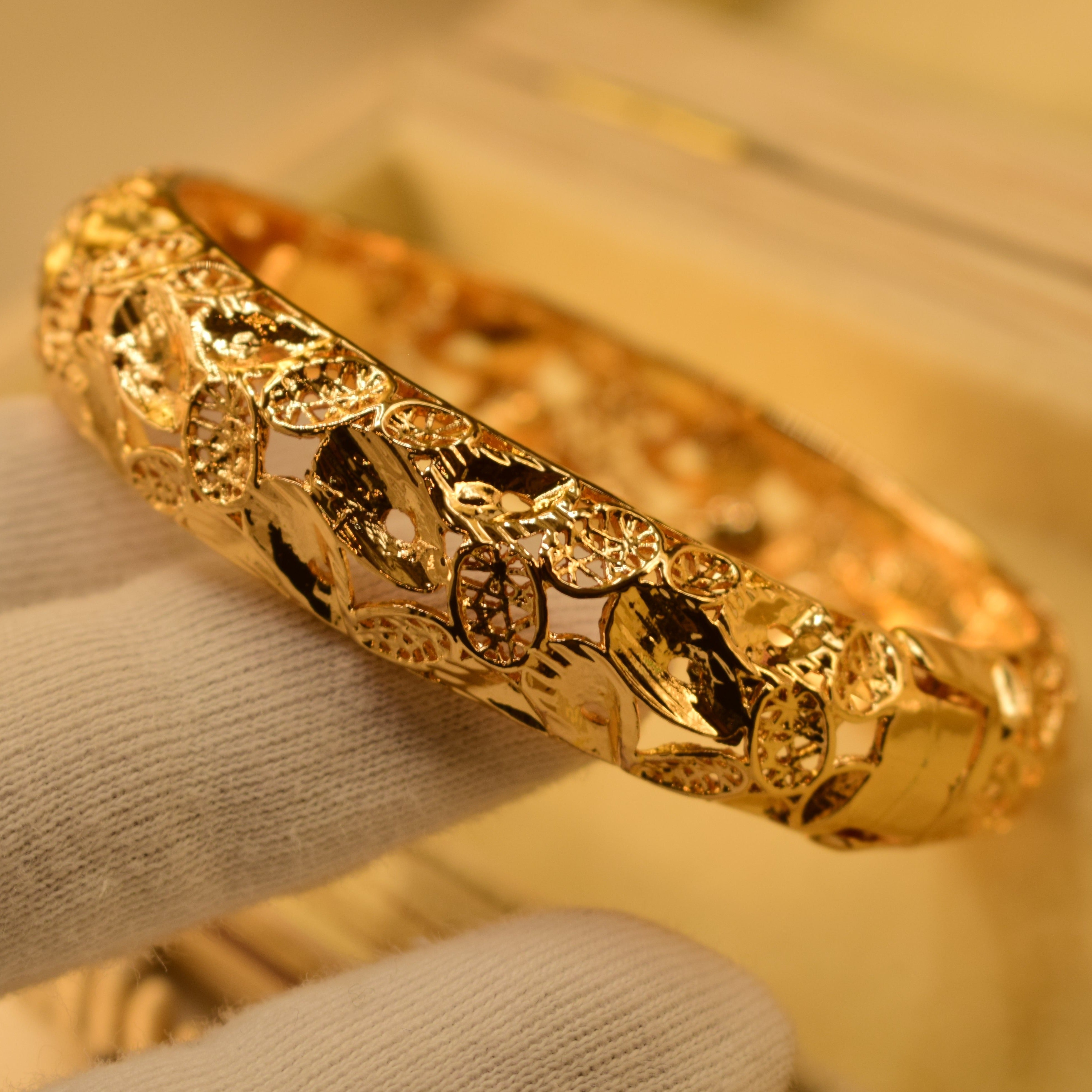 Elegant Design Openable Gold Platted Bangle for Girls/Women