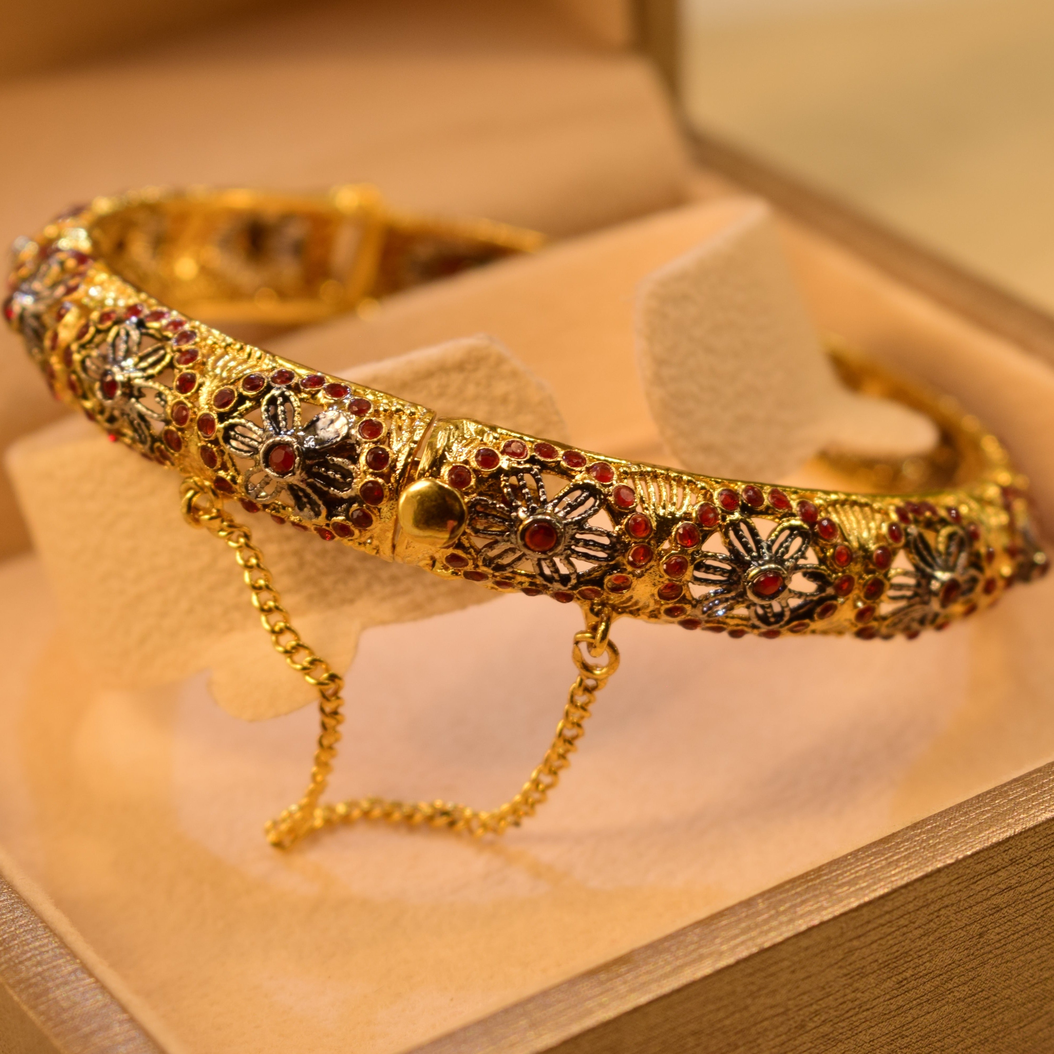 Unique Design Gold Plated Real Stones Bangle for Girls/Women