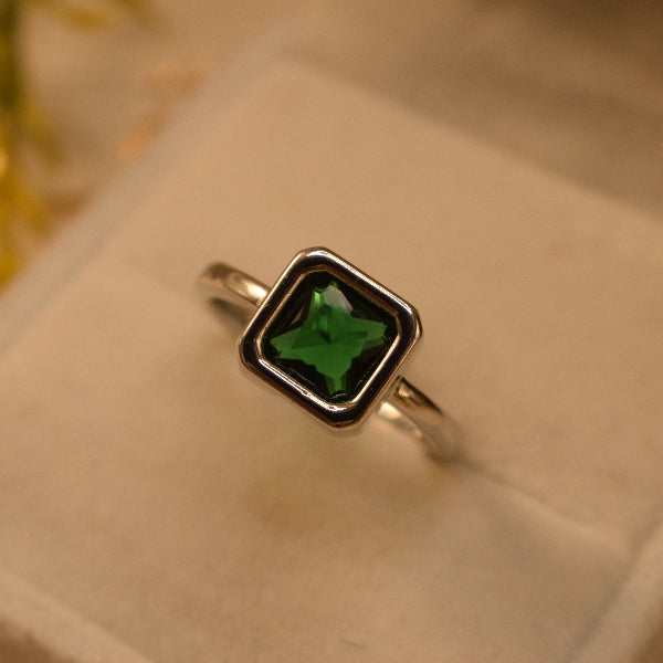 Dazzling Unique Design Silver Plated Crystal Stone Ring For Girls/Women