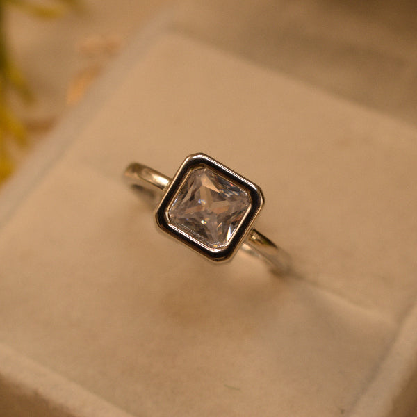 Dazzling Unique Design Silver Plated Crystal Stone Ring For Girls/Women