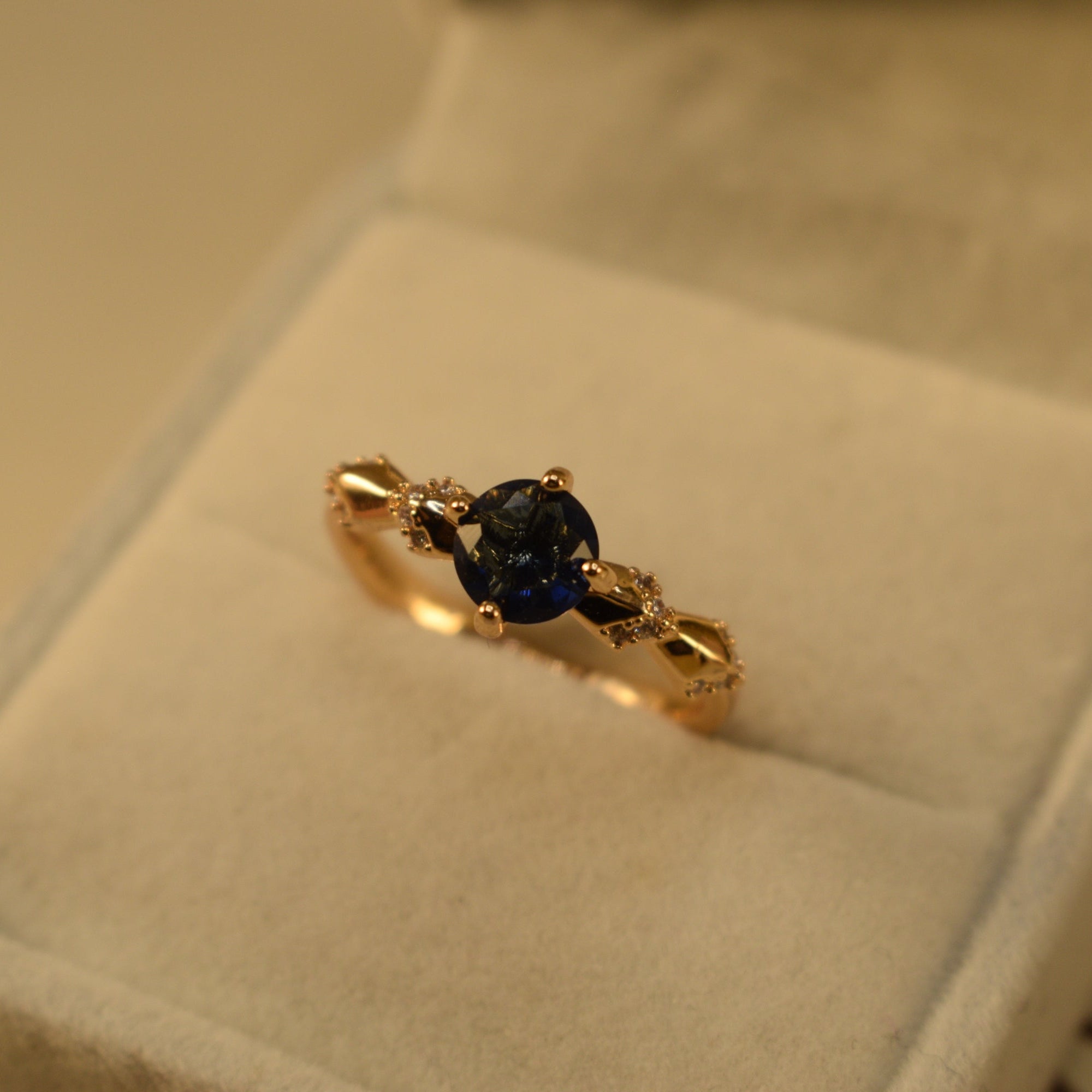 Glamorous Design Gold Plated Crystal Stones Ring For Girls/Women