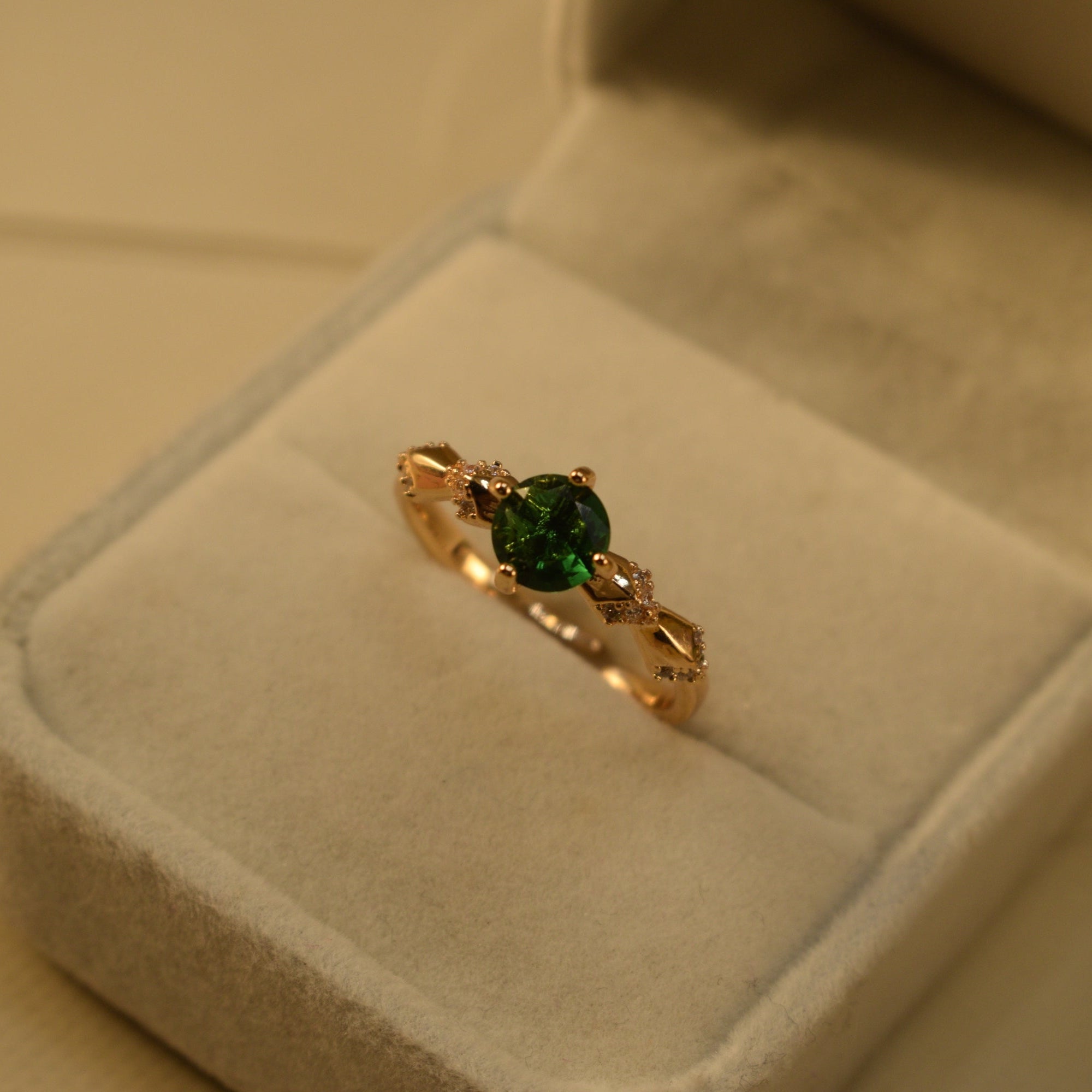 Glamorous Design Gold Plated Crystal Stones Ring For Girls/Women