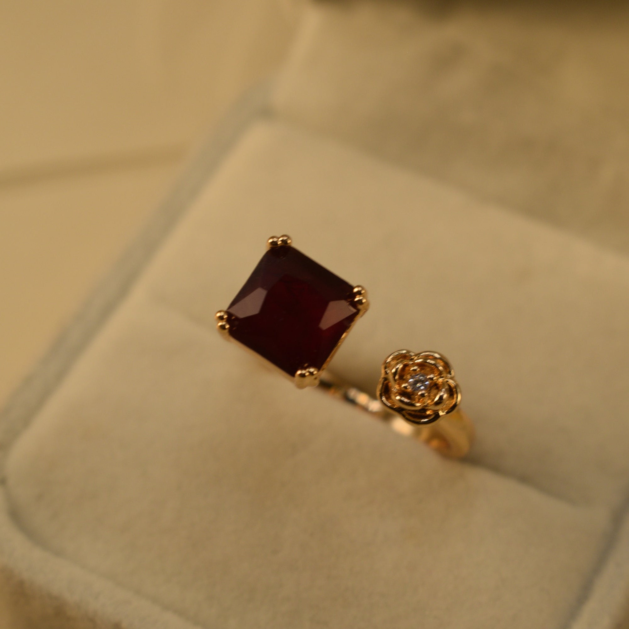 Luxury Design Gold Plated Crystal Stones Ring For Girls/Women