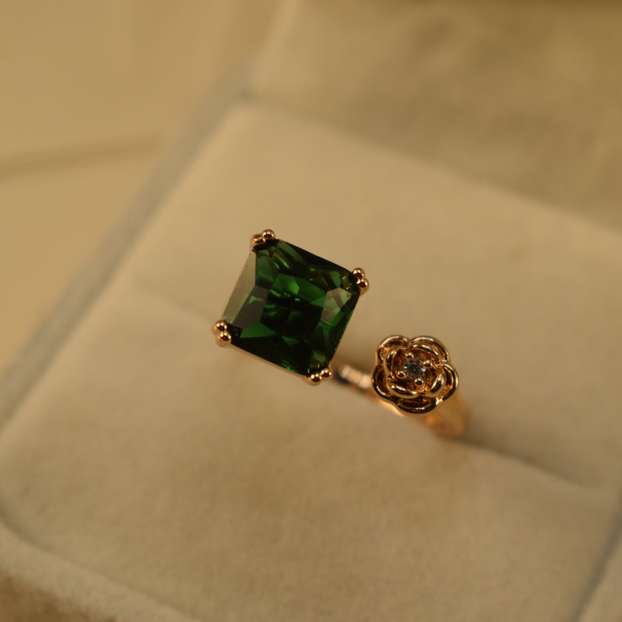 Luxury Design Gold Plated Crystal Stones Ring For Girls/Women
