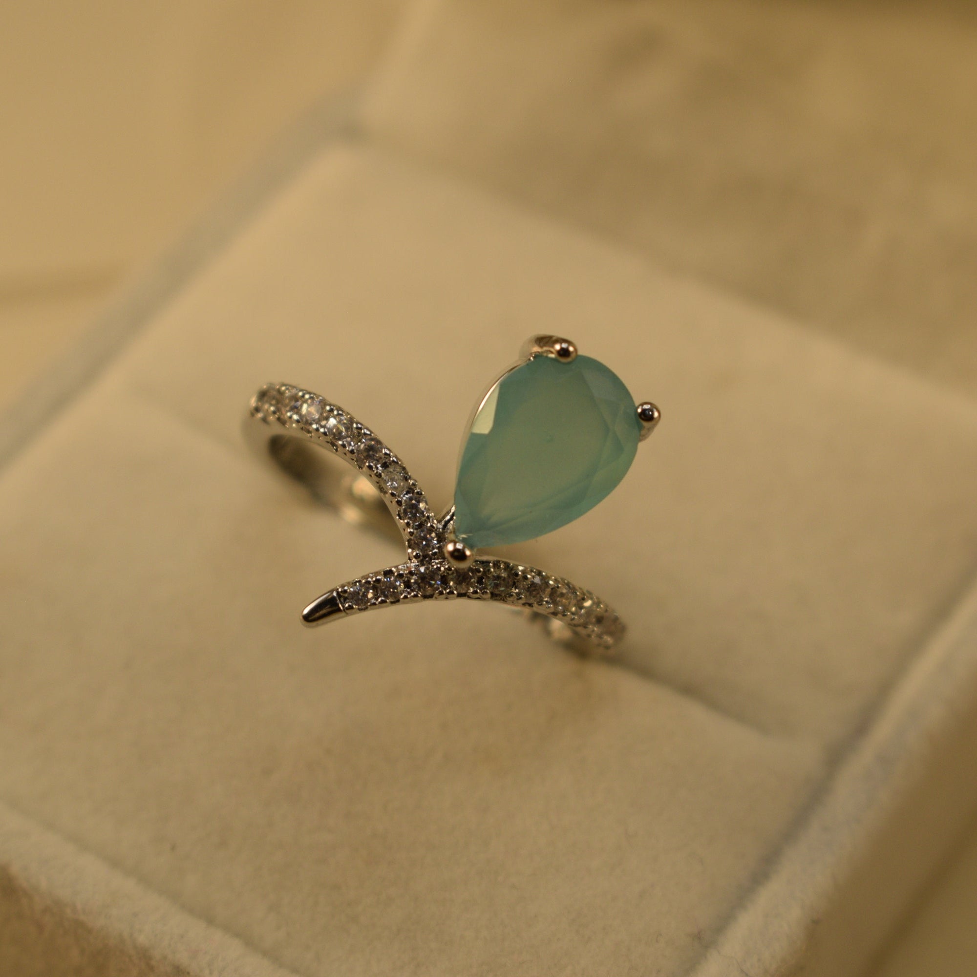 Beautiful Design Silver Plated Crystal Stones Ring For Girls/Women