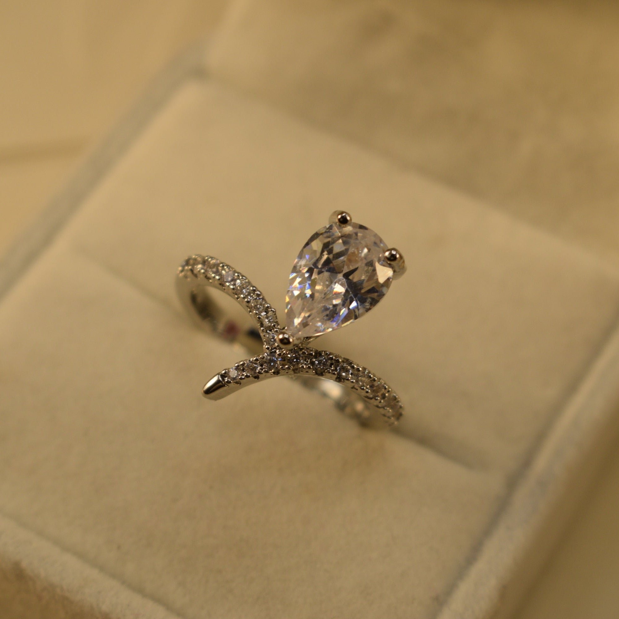 Beautiful Design Silver Plated Crystal Stones Ring For Girls/Women