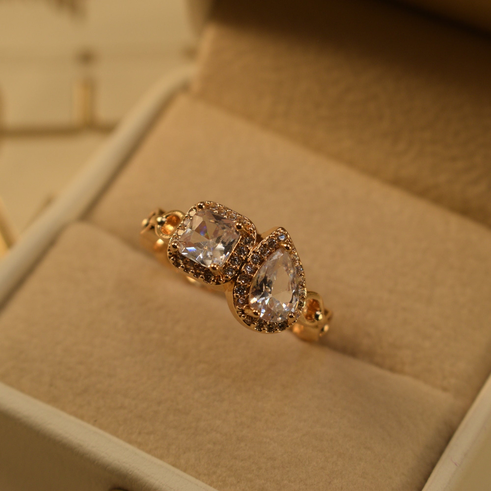 Stylish Design Gold Plated Crystal Stones Ring For Girls/Women