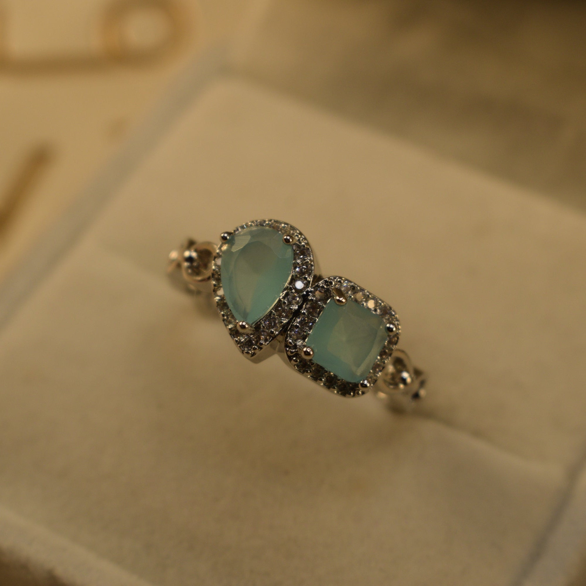 Gorgeous Design Silver Plated Crystal Stones Ring For Girls/Women