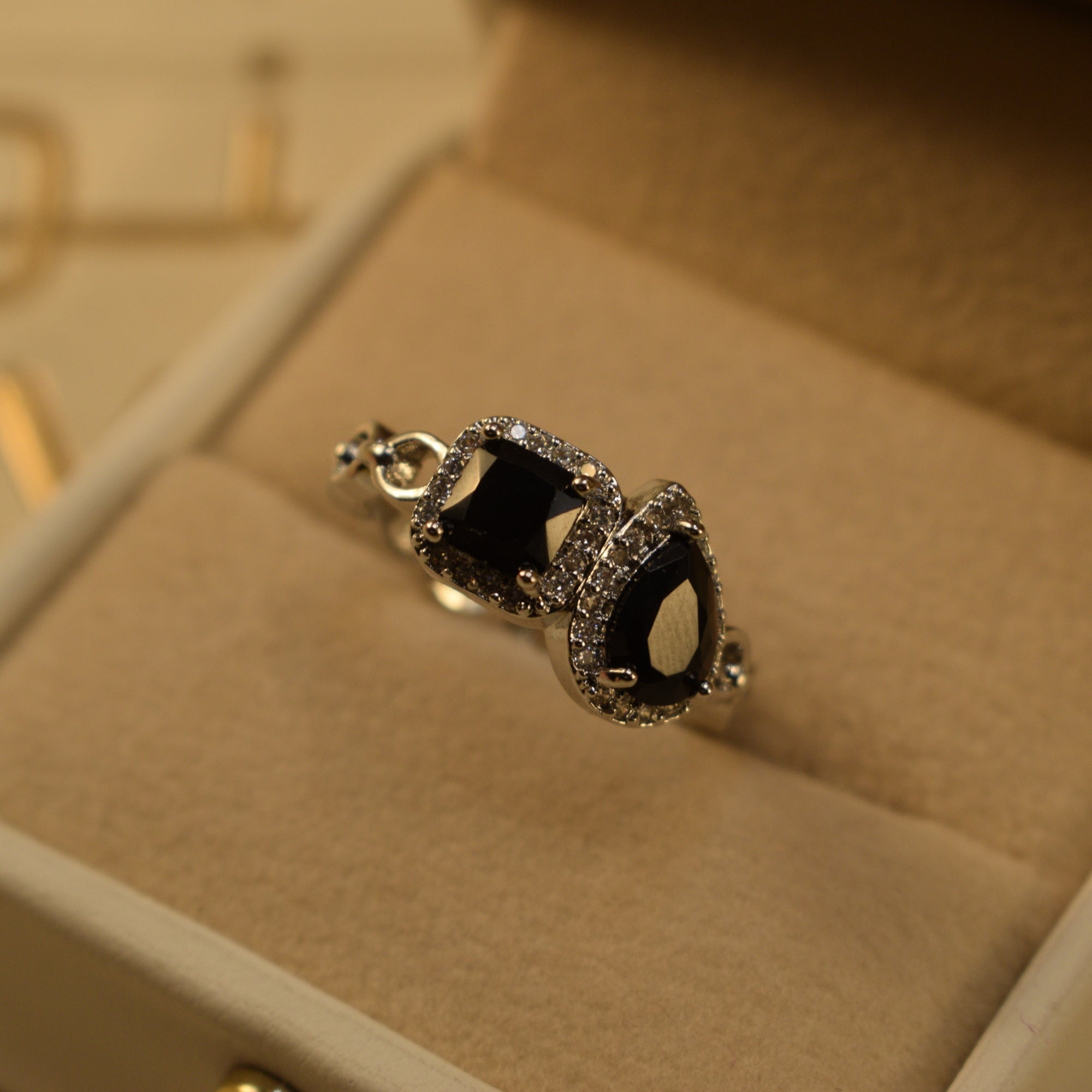Gorgeous Design Silver Plated Crystal Stones Ring For Girls/Women