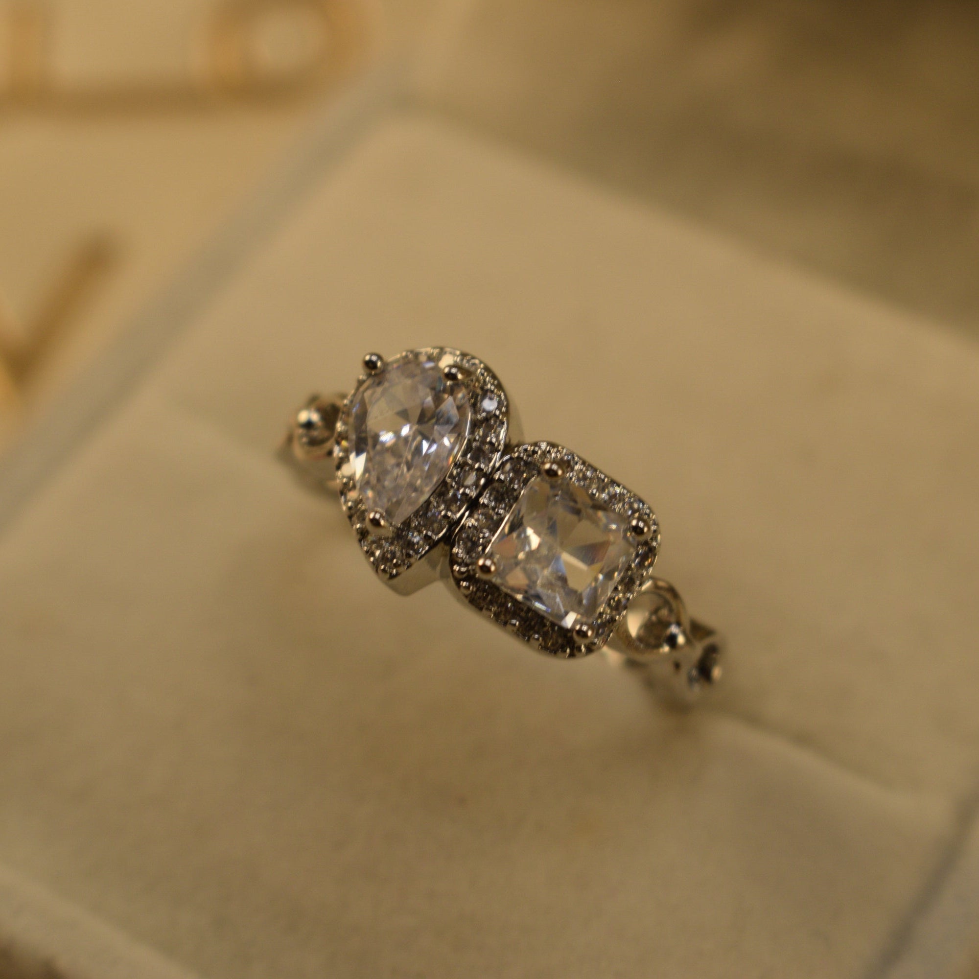 Gorgeous Design Silver Plated Crystal Stones Ring For Girls/Women