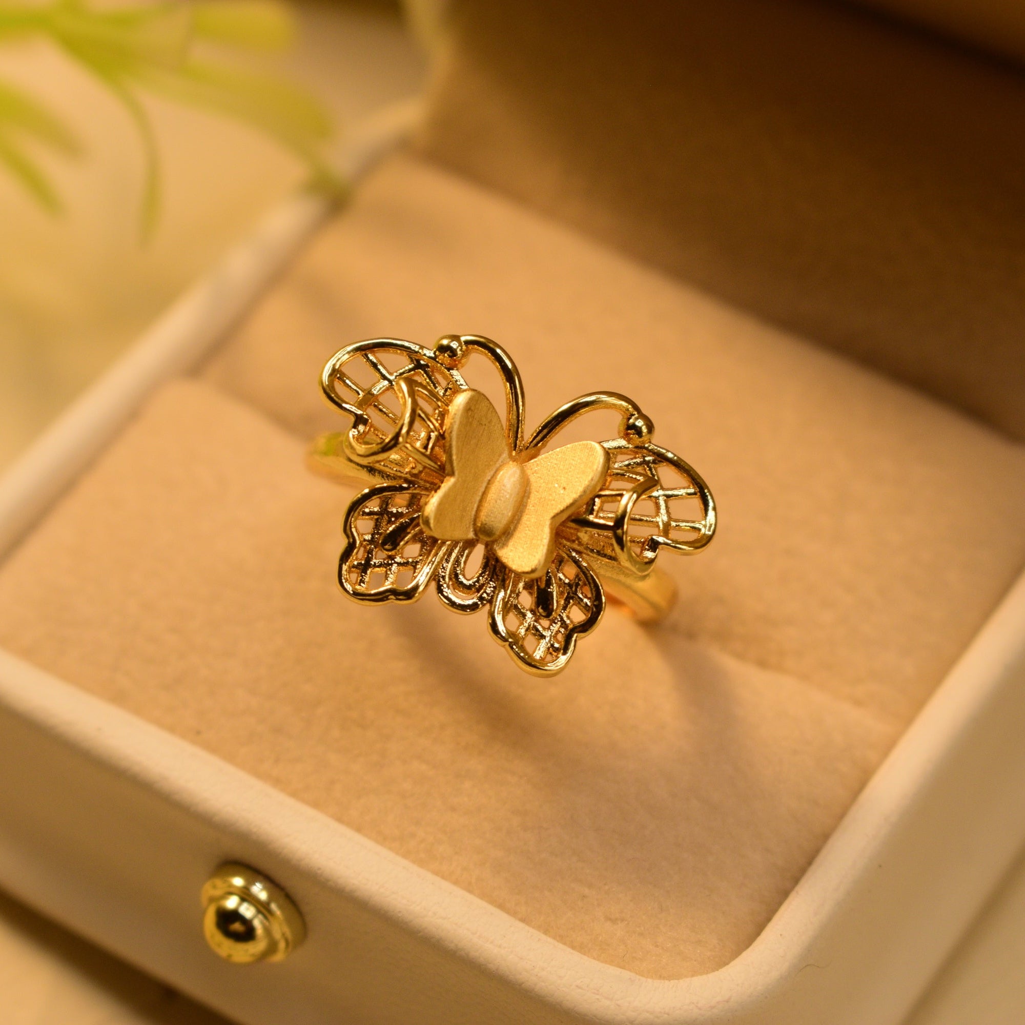 Sparkling Unique Design Gold Plated Ring For Girls/Women