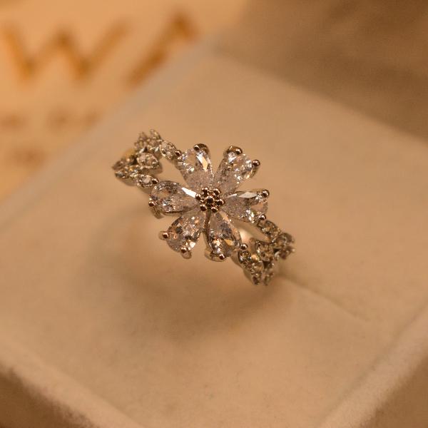 Luxury Unique Flower Design Crystal Stones Ring For Girls/Women