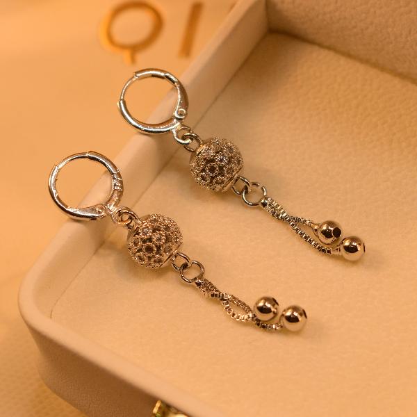 Glamorous Elegant Design Crystal Stones Silver Earrings For Girls/women