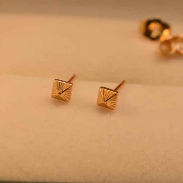 Unique Cubic Shaped Gold Plated Tops for Girls/Women