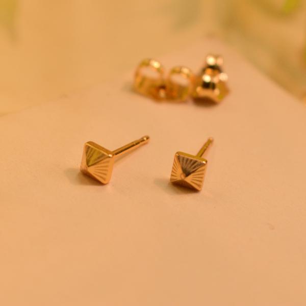 Unique Cubic Shaped Gold Plated Tops for Girls/Women