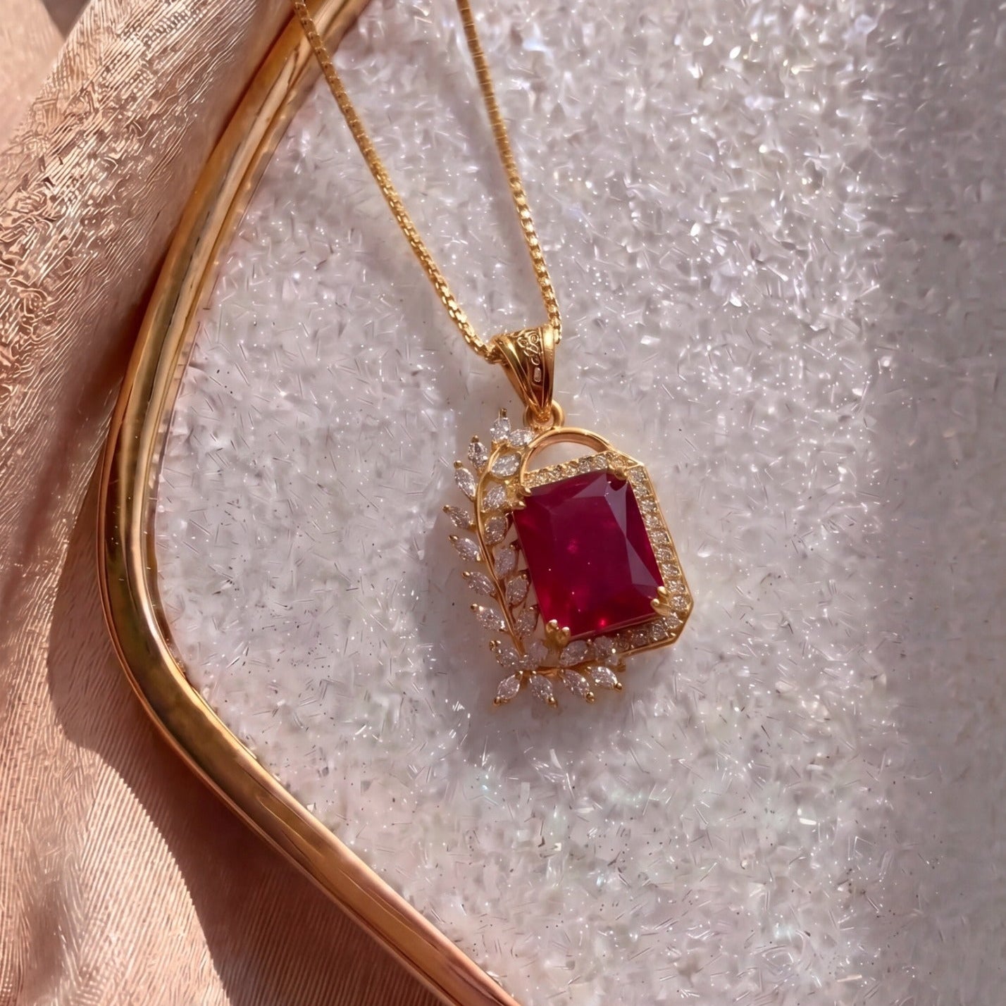 Beautiful Design Gold Plated Crystal Stones Pendant for Girls/Women