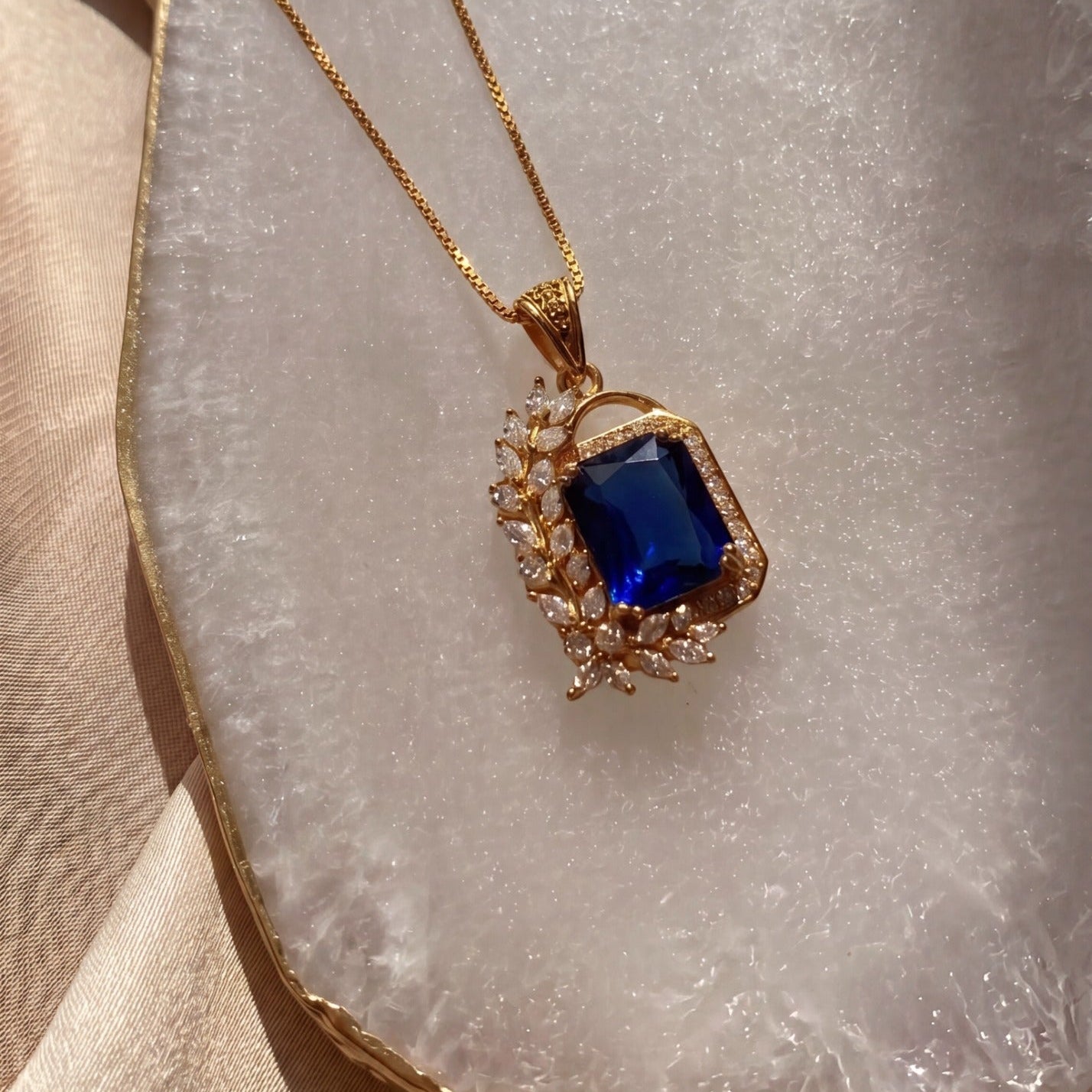 Beautiful Design Gold Plated Crystal Stones Pendant for Girls/Women