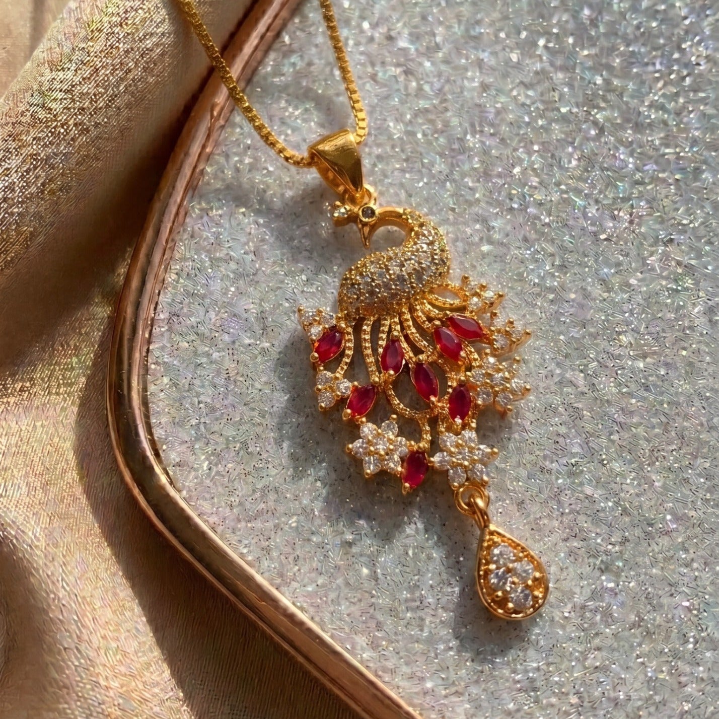 Gorgeous Design Gold Plated Crystal Stones Pendant for Girls/Women