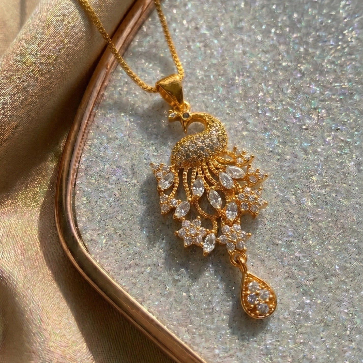 Gorgeous Design Gold Plated Crystal Stones Pendant for Girls/Women
