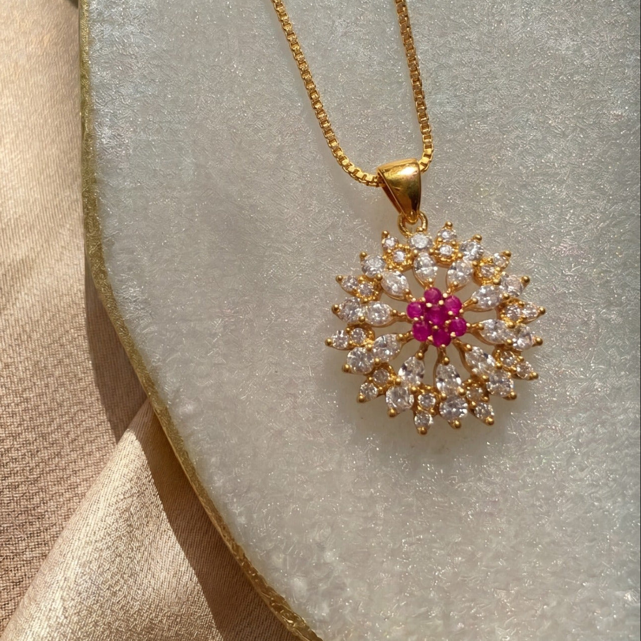 Luxury Design Gold Plated Crystal Stones Pendant for Girls/Women