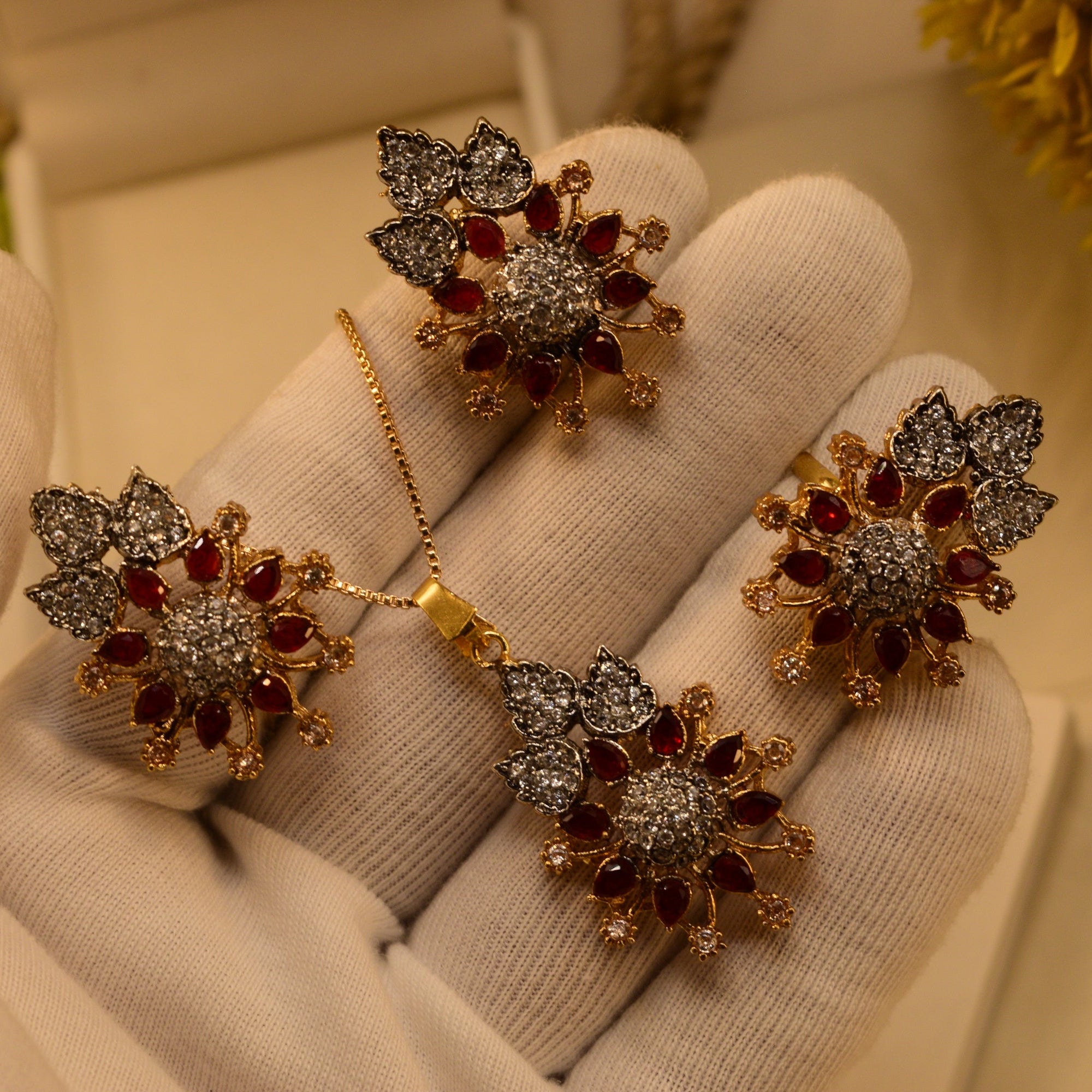 Glamorous Design Gold Plated Crystal Stones Necklace Set for Girls/Women