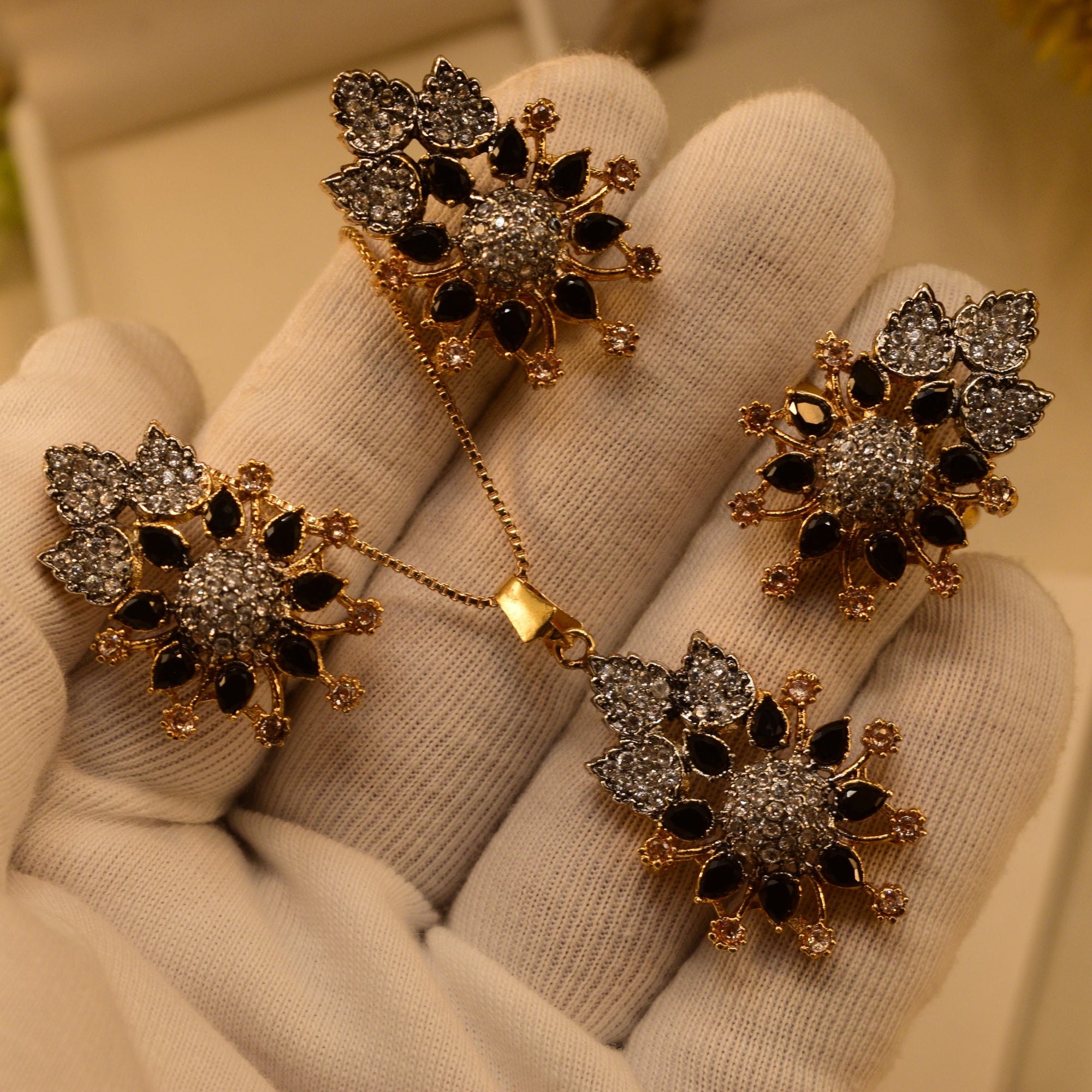 Glamorous Design Gold Plated Crystal Stones Necklace Set for Girls/Women