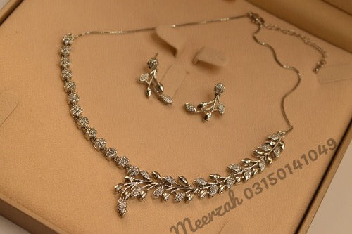 Elegant Design Golden/Silver Necklace With Earrings for Girls/Women