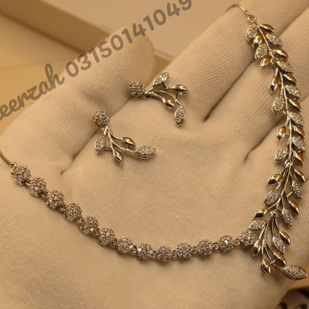 Elegant Design Golden/Silver Necklace With Earrings for Girls/Women