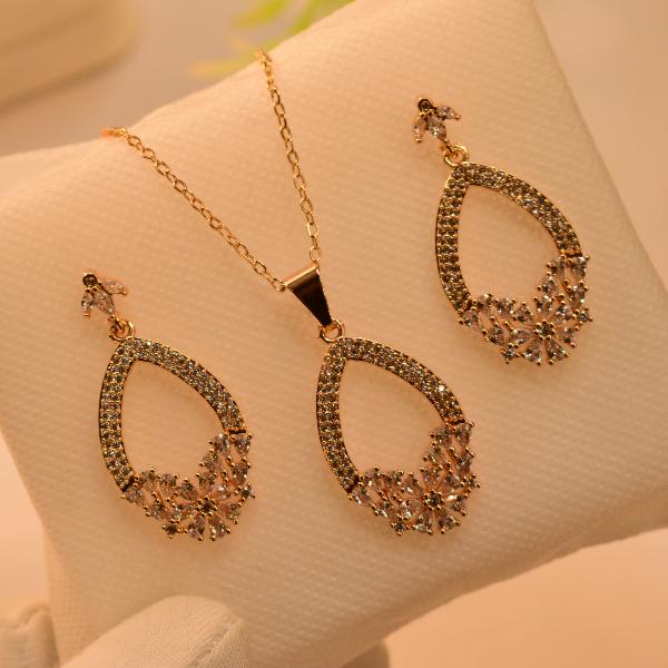 Stylish Elegant Design Crystal Stones Necklace Set for Girls/Women