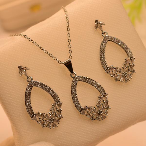 Stylish Elegant Design Crystal Stones Necklace Set for Girls/Women