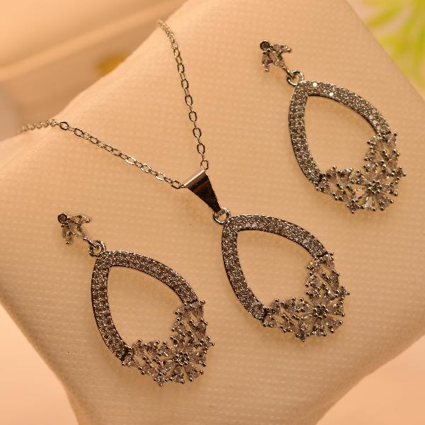 Stylish Elegant Design Crystal Stones Necklace Set for Girls/Women