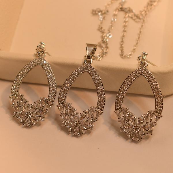 Stylish Elegant Design Crystal Stones Necklace Set for Girls/Women