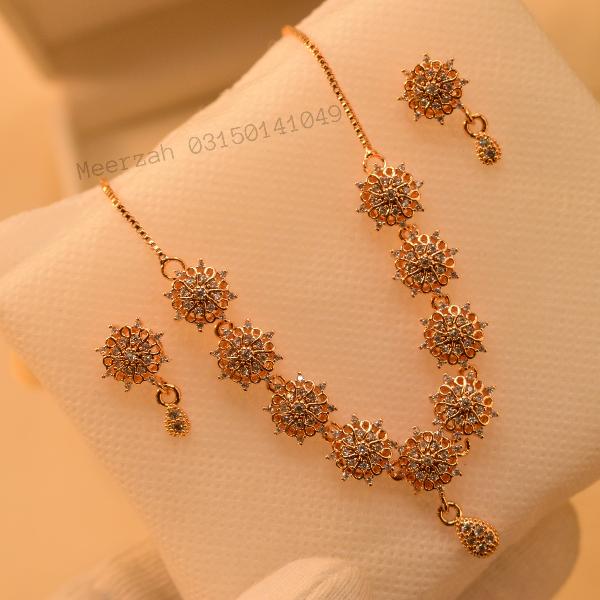 Luminous Unique Design Gold Plated Necklace Set for Girls/Women