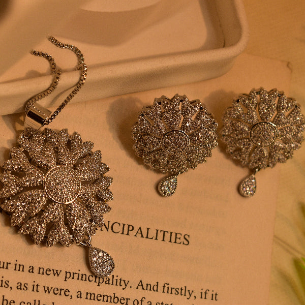 Gorgeous Unique Design Crystal Stones Necklace Set for Girls/Women