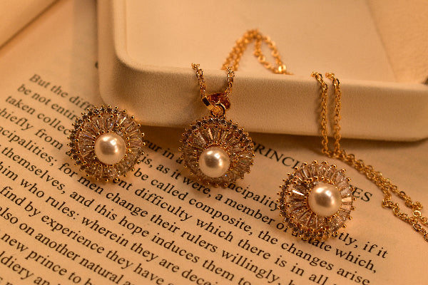 Elegant Unique Design Pearl and Crystal Stones Necklace Set for Girls/Women