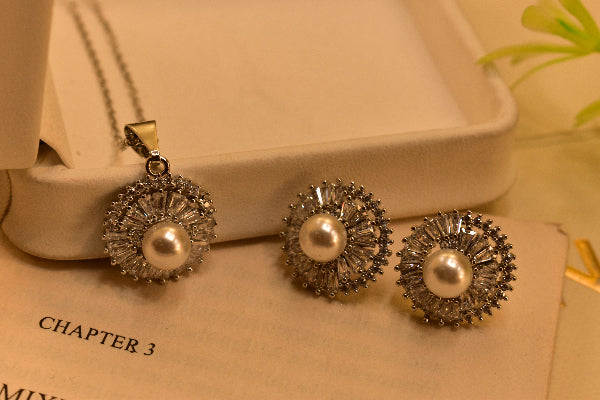 Elegant Unique Design Pearl and Crystal Stones Necklace Set for Girls/Women