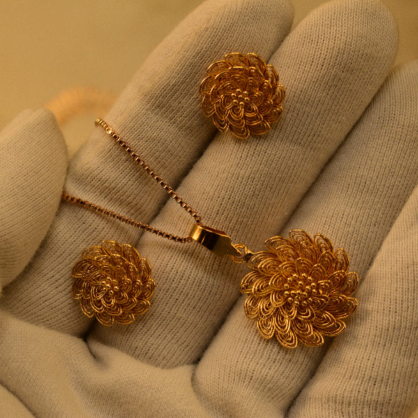 Glamorous Unique Flower Design Gold Plated Necklace Set for Girls/Women
