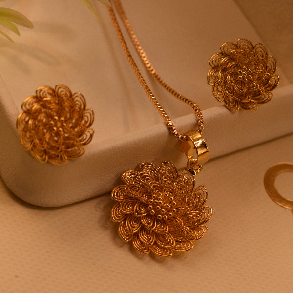 Glamorous Unique Flower Design Gold Plated Necklace Set for Girls/Women