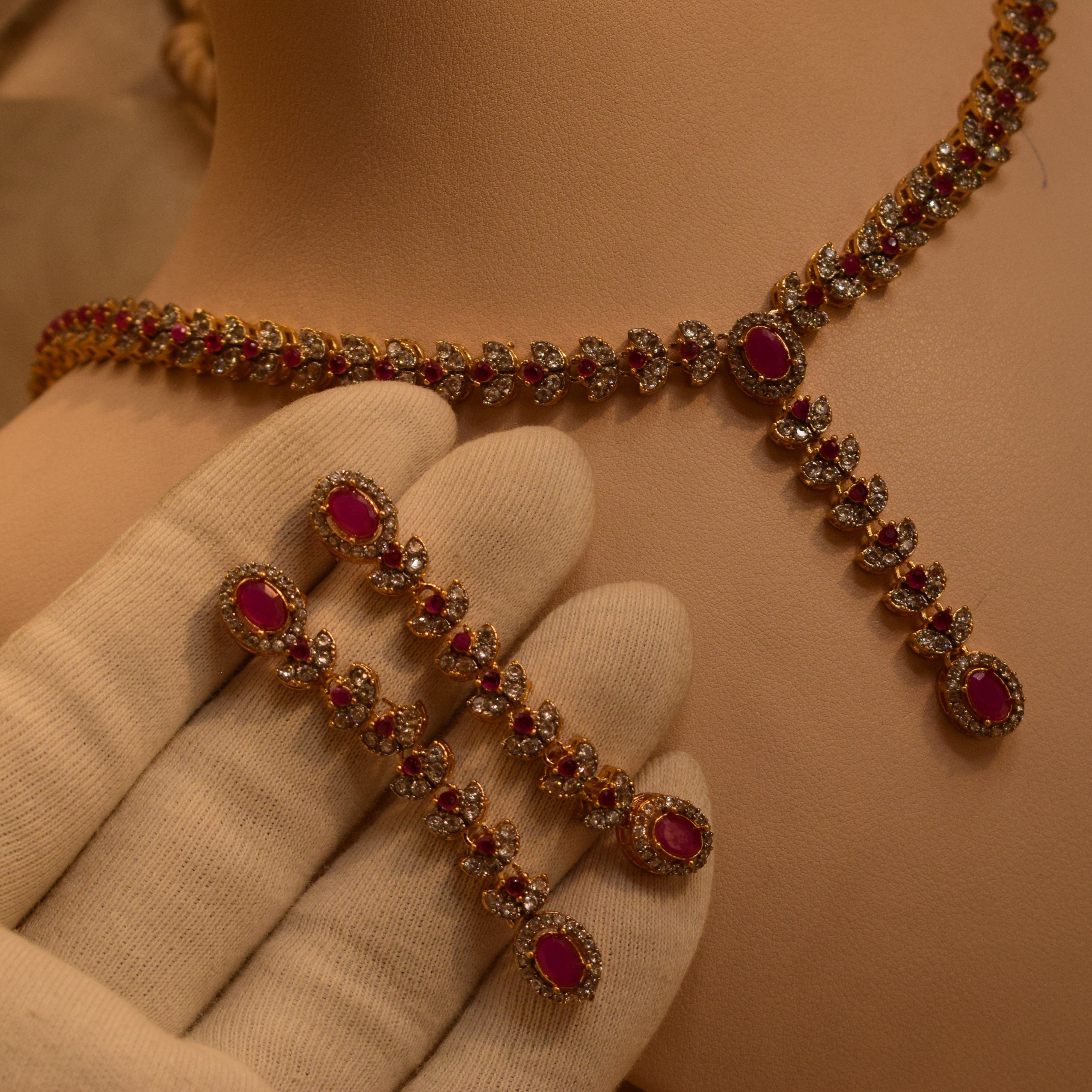 Stylish Design Gold Plated Crystal Stones Necklace Set for Girls/Women