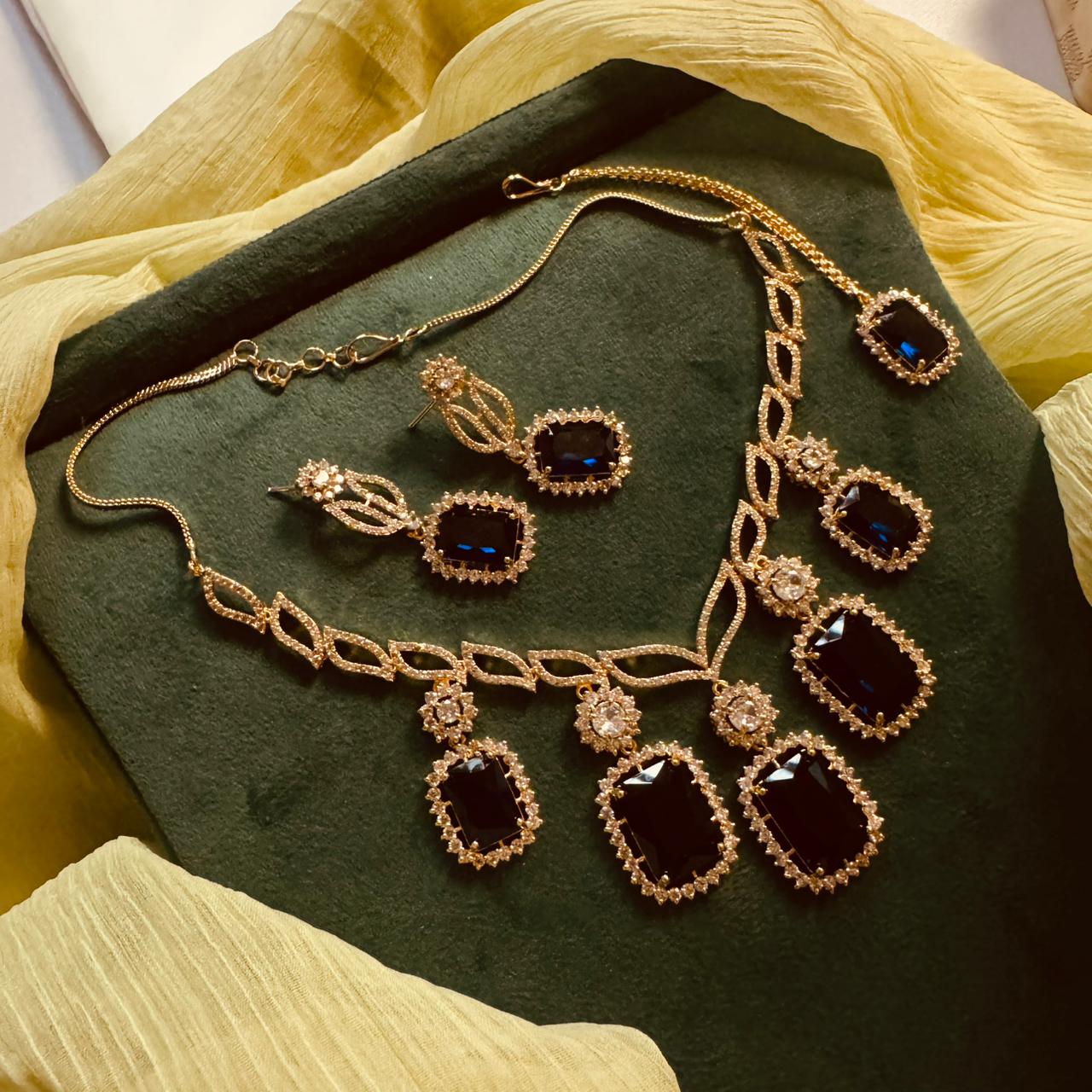 Glamorous Design Gold Plated Crystal Stones Necklace Set for Girls/Women