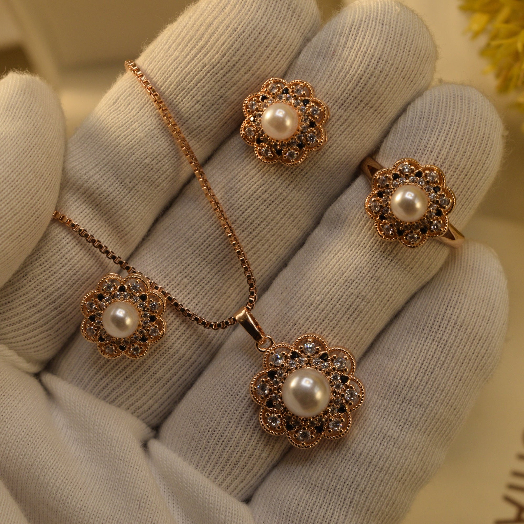 Glamorous Design Gold Plated Crystal Stones Necklace Set for Girls/Women