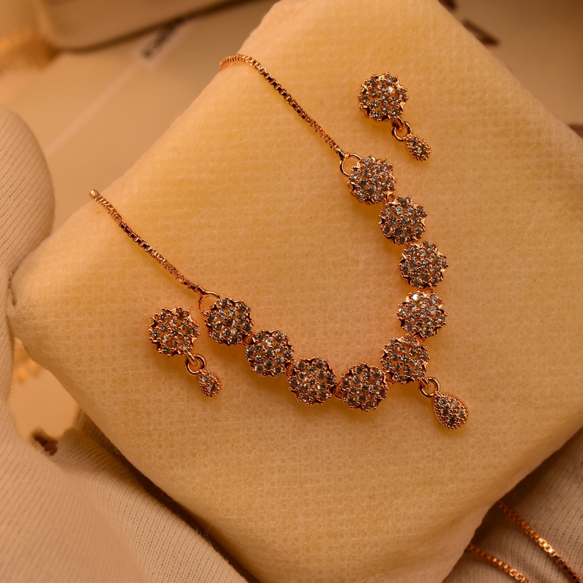 Dazzling Design Gold Plated Crystal Stones Necklace Set for Girls/Women