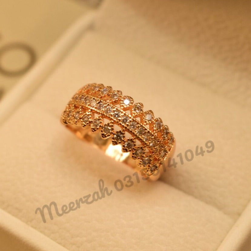 Stylish gold store ring design