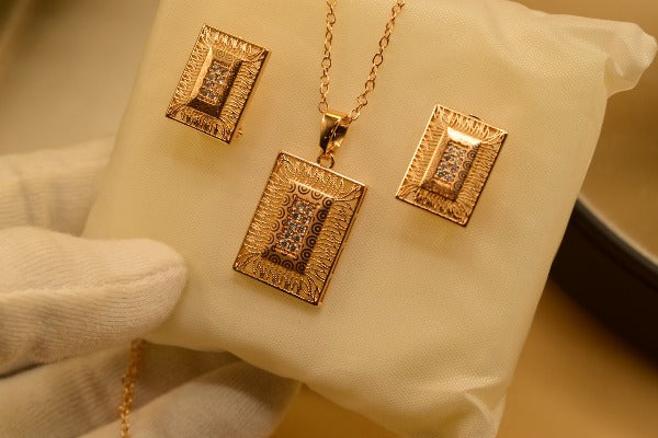 Stylish Design Golden Necklace set for Girls/Women