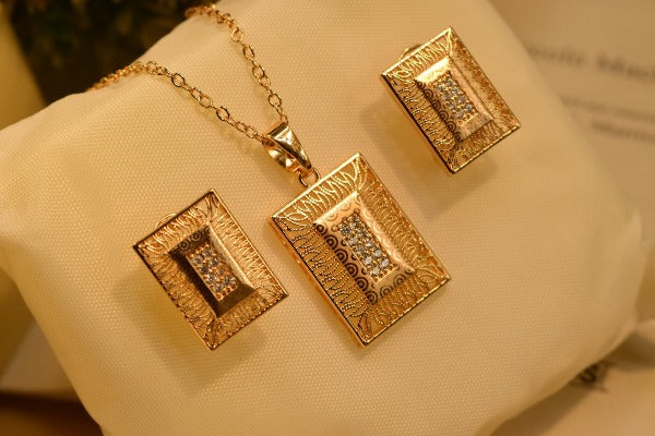 Stylish Design Golden Necklace set for Girls/Women